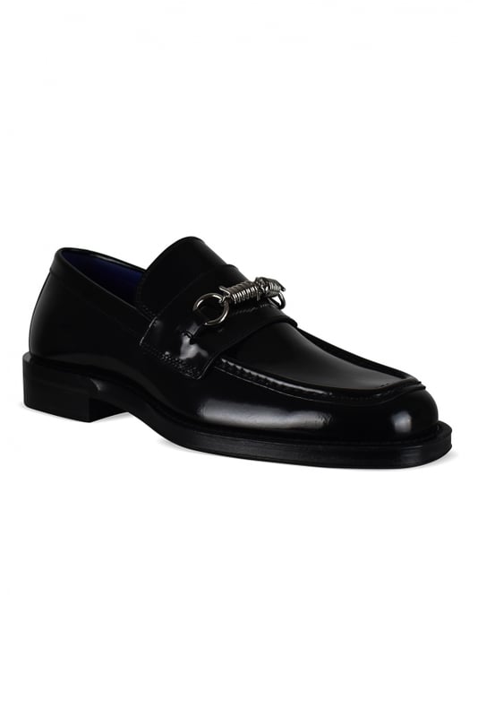 Burberry 'Barbed' loafers van glanzend zwart leer.Bovenwerk met leren band.Metalen prikkeldraaddetails.Hakhoogte: 2,5 cm.Gemaakt in Italië.