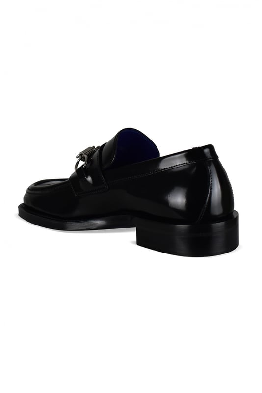 Burberry 'Barbed' loafers van glanzend zwart leer.Bovenwerk met leren band.Metalen prikkeldraaddetails.Hakhoogte: 2,5 cm.Gemaakt in Italië.