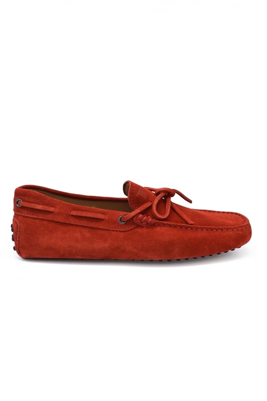Mocasines Tod's en ante rojo.Cordones atados al frente.Suela de goma con tachuelas.Made in Italy.