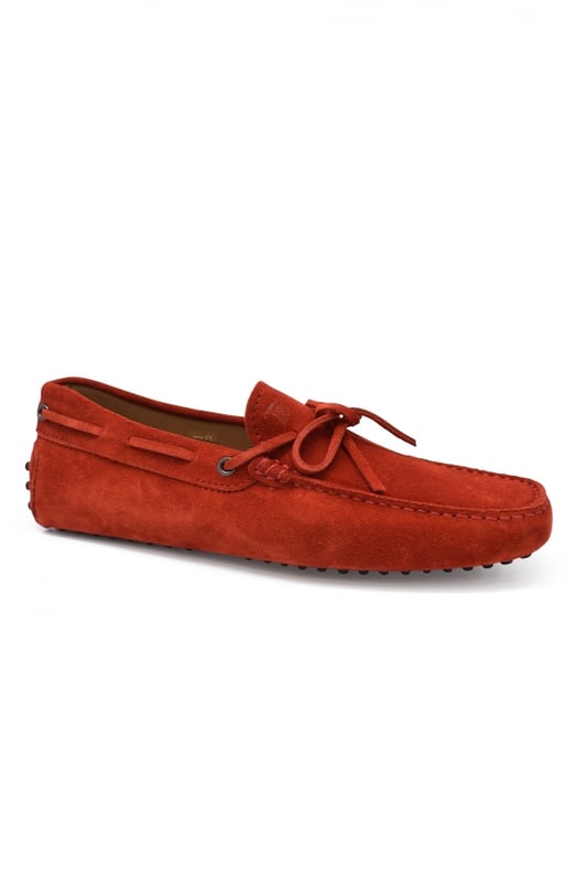 Mocasines Tod's en ante rojo.Cordones atados al frente.Suela de goma con tachuelas.Made in Italy.