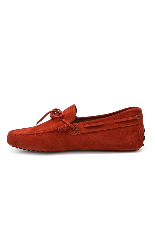 Mocasines Tod's en ante rojo.Cordones atados al frente.Suela de goma con tachuelas.Made in Italy.