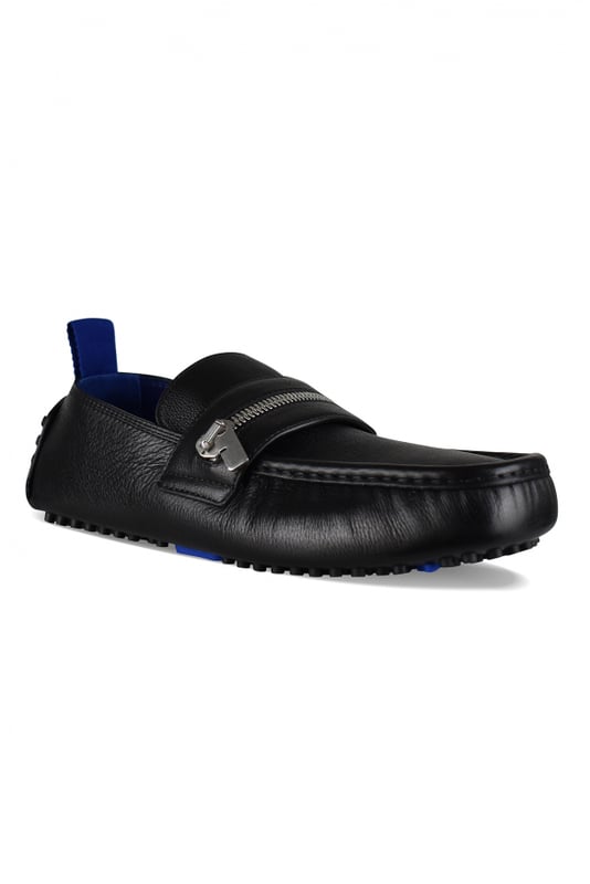 Burberry Mocasines Negro Mocasines Burberry de piel negra.Correa delantera con cremallera plateada.Puntera cuadrada redondeada.Suela y tacón de goma.Lengüeta azul en la parte trasera.Made in Italy.