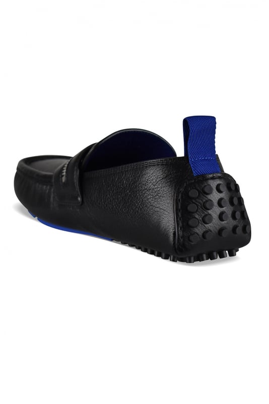Burberry Mocasines Negro Mocasines Burberry de piel negra.Correa delantera con cremallera plateada.Puntera cuadrada redondeada.Suela y tacón de goma.Lengüeta azul en la parte trasera.Made in Italy.