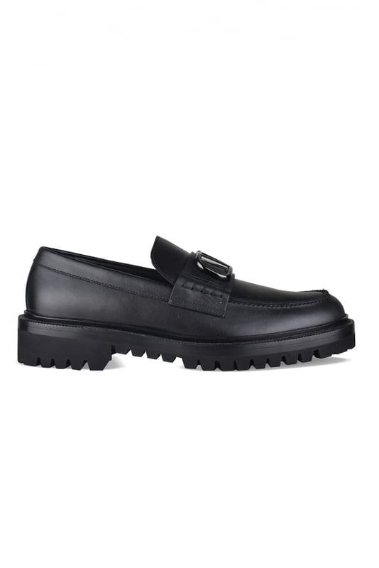 Mocasines VLogo de Valentino Garavani en piel negra.Adorno metálico negro VLogo Signature en la parte delantera de la zapatilla.Suela de caucho.Altura del tacón: 4 cm.Made in Italy.