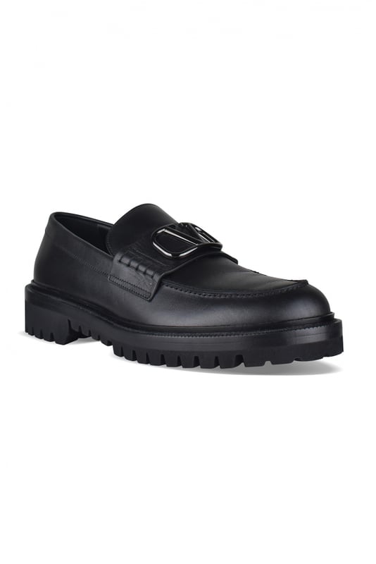 Mocasines VLogo de Valentino Garavani en piel negra.Adorno metálico negro VLogo Signature en la parte delantera de la zapatilla.Suela de caucho.Altura del tacón: 4 cm.Made in Italy.