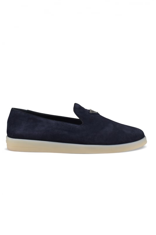 Prada Loafers Blauw Prada marineblauwe loafers van suède kalfsleer.Geëmailleerd metalen driehoekig logo op de bovenkant.Rubberen zool.Zoolhoogte: 1,5 cm.Amandelneus.