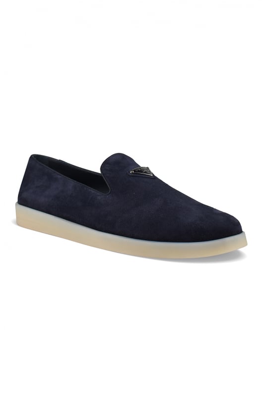 Prada Loafers Blauw Prada marineblauwe loafers van suède kalfsleer.Geëmailleerd metalen driehoekig logo op de bovenkant.Rubberen zool.Zoolhoogte: 1,5 cm.Amandelneus.