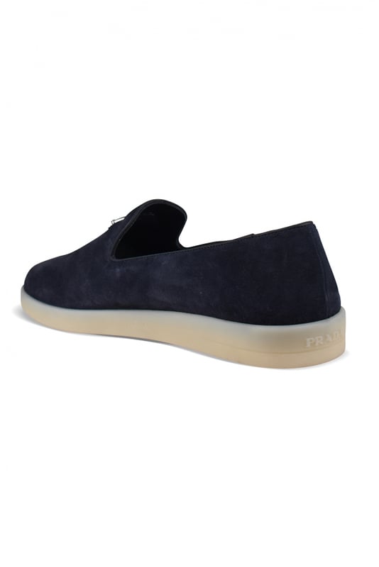 Prada Loafers Blauw Prada marineblauwe loafers van suède kalfsleer.Geëmailleerd metalen driehoekig logo op de bovenkant.Rubberen zool.Zoolhoogte: 1,5 cm.Amandelneus.