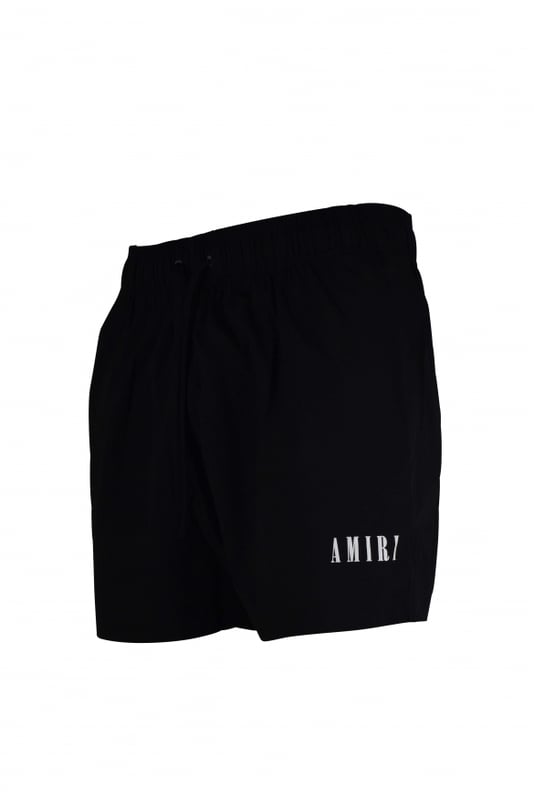 Shorts de baño Amiri negros de poliéster y elastano.Logotipo «Amiri» blanca estampado en el bajo.Cintura elástica con cordones.Bolsillos laterales.Un bolsillo trasero con cierre de velcro.Parche con logotipo negro en la espalda.