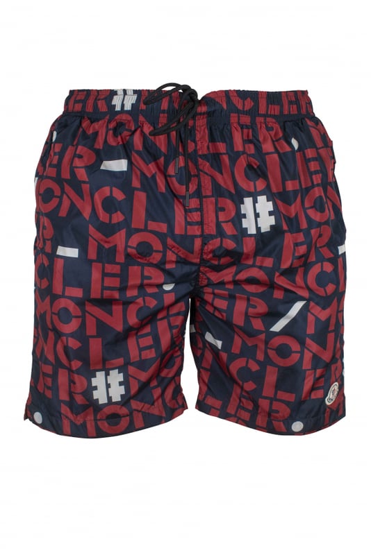 Bañador Moncler de nylon azul oscuro.Logotipos rojos y blancos estampados.Parche con logotipo bordado en la parte inferior.Bolsillos laterales con cremallera.Un bolsillo trasero con cremallera.Cintura elástica.