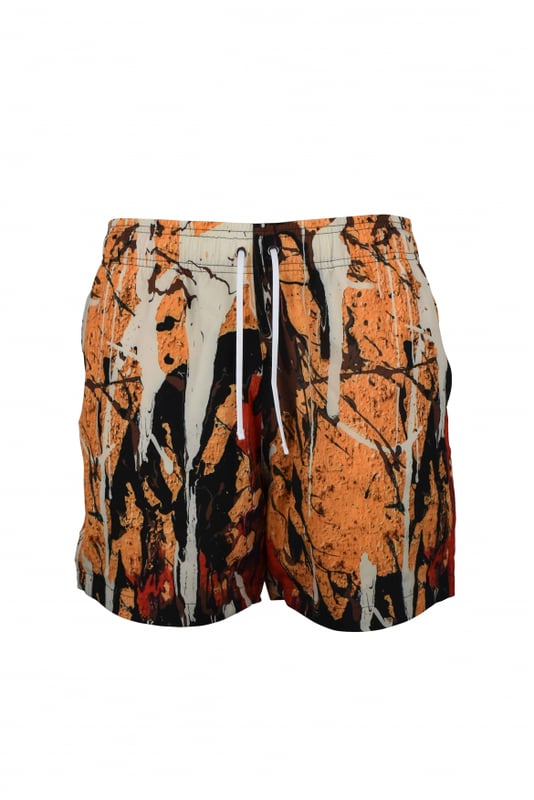 Bañador Amiri de poliéster.Estampados efecto mancha de pintura.Estampados en amarillo, marrón, rojo, blanco y negro.Bolsillos con aberturas laterales.Bolsillo trasero.Placa negra con logotipo en la espalda.Cintura elástica.Cordón de ajuste blanco.Logotipo blanco en el bajo.