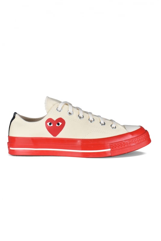 Sneakers Comme Des Garçons Play x Converse.Lona beige claro.Logotipo de la firma en forma de corazón rojo en el lateral exterior.Suela de goma charol roja en contraste.Puntera redonda de goma blanca.Cierre de cordones.Costuras en contraste.