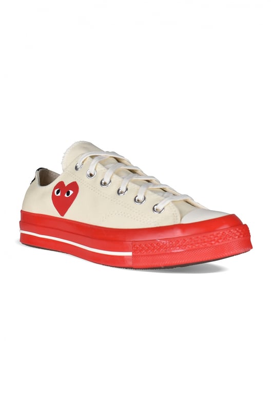 Sneakers Comme Des Garçons Play x Converse.Lona beige claro.Logotipo de la firma en forma de corazón rojo en el lateral exterior.Suela de goma charol roja en contraste.Puntera redonda de goma blanca.Cierre de cordones.Costuras en contraste.