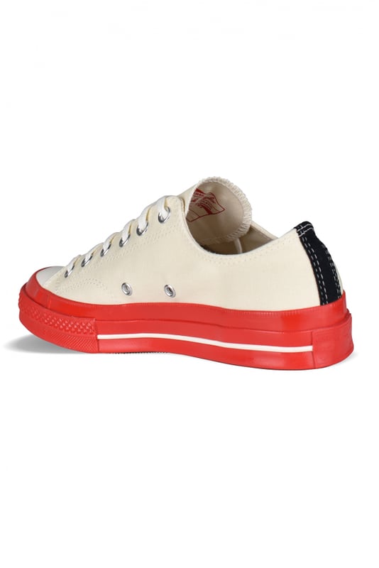 Sneakers Comme Des Garçons Play x Converse.Lona beige claro.Logotipo de la firma en forma de corazón rojo en el lateral exterior.Suela de goma charol roja en contraste.Puntera redonda de goma blanca.Cierre de cordones.Costuras en contraste.