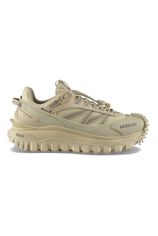 Moncler Sneakers Trailgrip GTX Beige Sneakers Moncler Trailgrip GTX de nailon beige impermeable.Ribete reflectante.Cierre de cordones.Logotipo en relieve en el lateral exterior.Puntera de caucho texturizado.Lengüeta en el talón.Logotipo Moncler en el lateral y en el talón.Suela de caucho Vibram MEGAGRIP.Grosor de la suela: 4,5 cm.