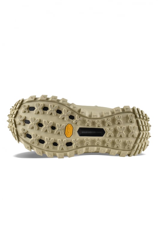 Moncler Sneakers Trailgrip GTX Beige Sneakers Moncler Trailgrip GTX de nailon beige impermeable.Ribete reflectante.Cierre de cordones.Logotipo en relieve en el lateral exterior.Puntera de caucho texturizado.Lengüeta en el talón.Logotipo Moncler en el lateral y en el talón.Suela de caucho Vibram MEGAGRIP.Grosor de la suela: 4,5 cm.