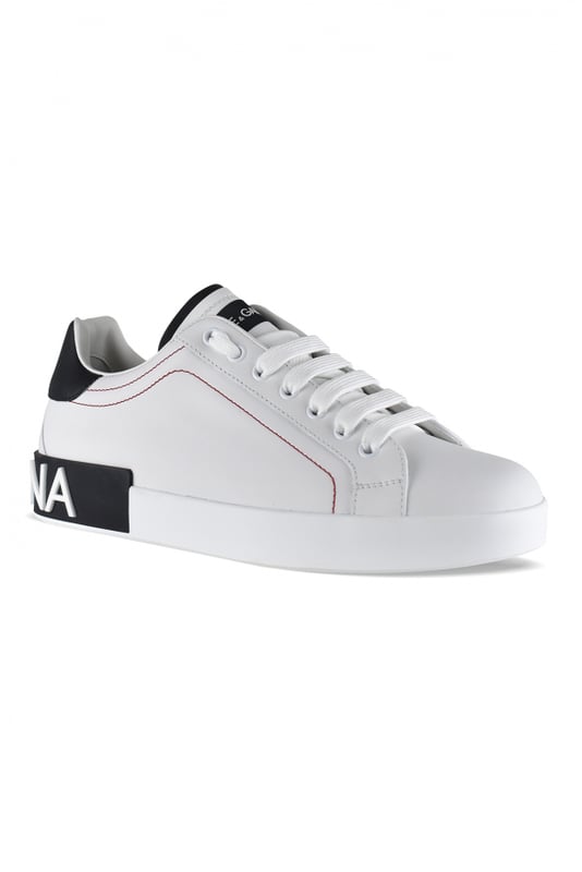 Dolce&Gabbana Sneakers Portofino Weiß Dolce & Gabbana Sneakers aus weißem und schwarzem Leder.Fersenkappe aus schwarzem Leder.Schwarzer Patch mit weißem Logo auf der Zunge.Verschluss mit weißen Schnürsenkeln.Details von sichtbaren Nähten.Weiße und schwarze Gummisohle.Kontrastierender „Dolce & Gabbana“-Logostreifen auf der Rückseite der Sohle.Made in Italy.