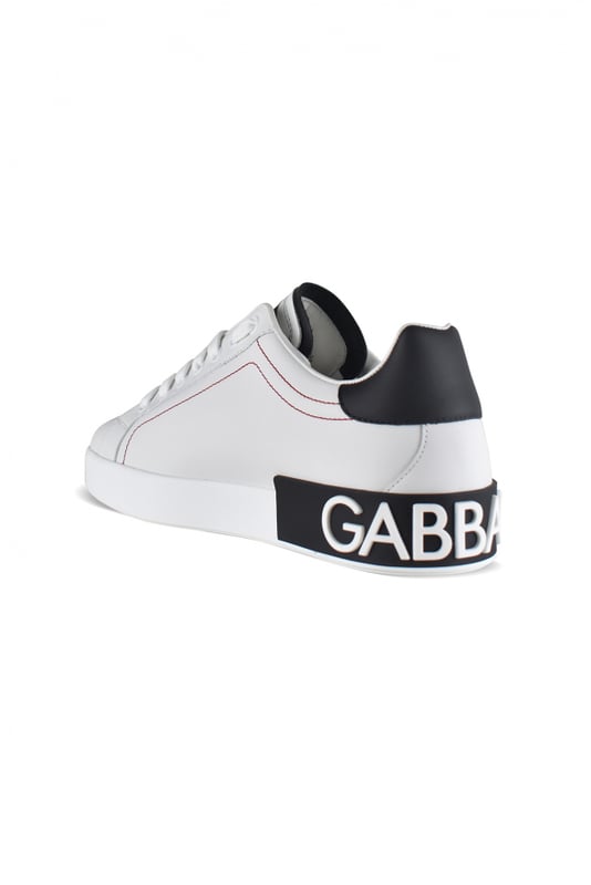 Dolce&Gabbana Sneakers Portofino Weiß Dolce & Gabbana Sneakers aus weißem und schwarzem Leder.Fersenkappe aus schwarzem Leder.Schwarzer Patch mit weißem Logo auf der Zunge.Verschluss mit weißen Schnürsenkeln.Details von sichtbaren Nähten.Weiße und schwarze Gummisohle.Kontrastierender „Dolce & Gabbana“-Logostreifen auf der Rückseite der Sohle.Made in Italy.