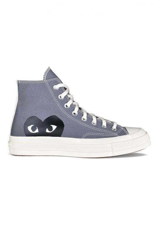 Sneakers Comme Des Garçons Play x Converse.Lona gris.Puntera redonda de goma blanca.Logotipo de la firma en forma de corazón negro en el lateral exterior.Cierre con cordones.Costuras en contraste. Suela de goma blanca.