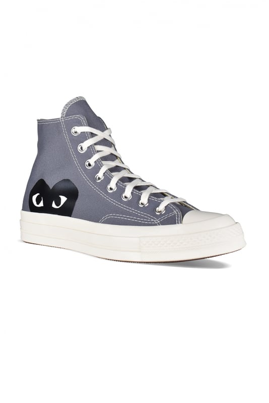 Sneakers Comme Des Garçons Play x Converse.Lona gris.Puntera redonda de goma blanca.Logotipo de la firma en forma de corazón negro en el lateral exterior.Cierre con cordones.Costuras en contraste. Suela de goma blanca.