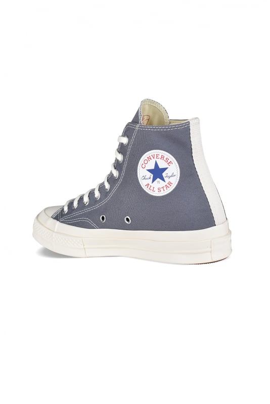 Sneakers Comme Des Garçons Play x Converse.Lona gris.Puntera redonda de goma blanca.Logotipo de la firma en forma de corazón negro en el lateral exterior.Cierre con cordones.Costuras en contraste. Suela de goma blanca.