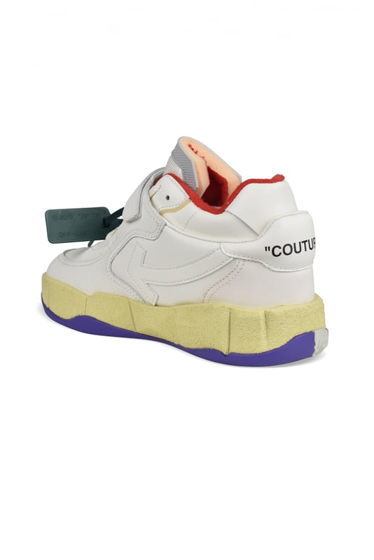 Off-White  Puzzle Couture  Sneakers aus weißem Leder.Weißer Pfeil an der Seite.Beige, rote und violette Gummisohle mit Off-White-Logo gekennzeichnet.Weißer Schnürverschluss.Klettverschluss am Knöchel, der mit dem Logo gekennzeichnet ist.Emblematischer grüner Tag auf einer Seite.Fersenkappe mit  Haute - und  Couture -Schriftzug in Schwarz.