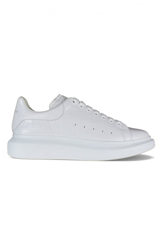 Sneakers Alexander McQueen Oversize.En piel blanca con efecto cocodrilo.Modelo tono sobre tono.Logotipo en el talón y la lengüeta.Cordones planos blancos.Suela blanca sobredimensionada.100% piel de becerro.Made in Italy.
