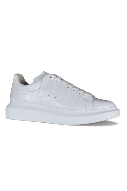 Sneakers Alexander McQueen Oversize.En piel blanca con efecto cocodrilo.Modelo tono sobre tono.Logotipo en el talón y la lengüeta.Cordones planos blancos.Suela blanca sobredimensionada.100% piel de becerro.Made in Italy.