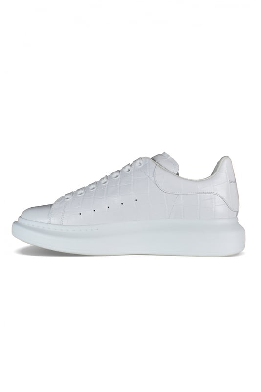 Sneakers Alexander McQueen Oversize.En piel blanca con efecto cocodrilo.Modelo tono sobre tono.Logotipo en el talón y la lengüeta.Cordones planos blancos.Suela blanca sobredimensionada.100% piel de becerro.Made in Italy.