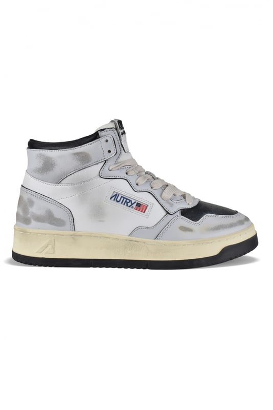 Super Vintage Mid Autry sneakers in wit, grijs en zwart leer.Logopatch aan de buitenkant. Grijze lederen toonbank.Tong met logopatch.Rubberen zool met vintage-effect.  Vetersluiting. Geperforeerde ronde neus.Vergeeld en versleten effect.100% leer.
