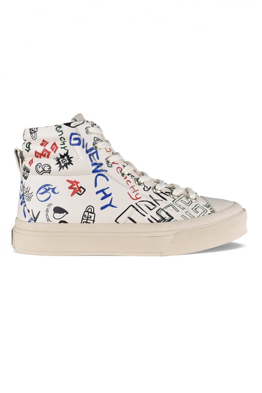 Sneakers altas Givenchy City de piel beige.Estampado de graffiti multicolor en toda la zapatilla. Refuerzos acolchados alrededor del tobillo.Placa metálica grabada Givenchy en el talón.Cierre de cordones blancos.Suela de caucho.100% piel de becerro.