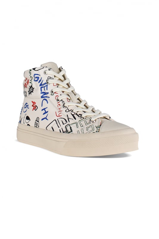 Sneakers altas Givenchy City de piel beige.Estampado de graffiti multicolor en toda la zapatilla. Refuerzos acolchados alrededor del tobillo.Placa metálica grabada Givenchy en el talón.Cierre de cordones blancos.Suela de caucho.100% piel de becerro.