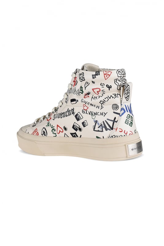 Sneakers altas Givenchy City de piel beige.Estampado de graffiti multicolor en toda la zapatilla. Refuerzos acolchados alrededor del tobillo.Placa metálica grabada Givenchy en el talón.Cierre de cordones blancos.Suela de caucho.100% piel de becerro.