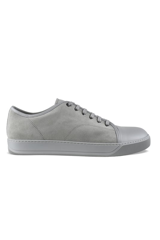 Sneakers Lanvin DBB1 en ante gris.Bordes de cuero gris.Puntera redondeada de cuero gris.Suela de caucho tono sobre tono.Cierre de cordones gris.Made in Italy.