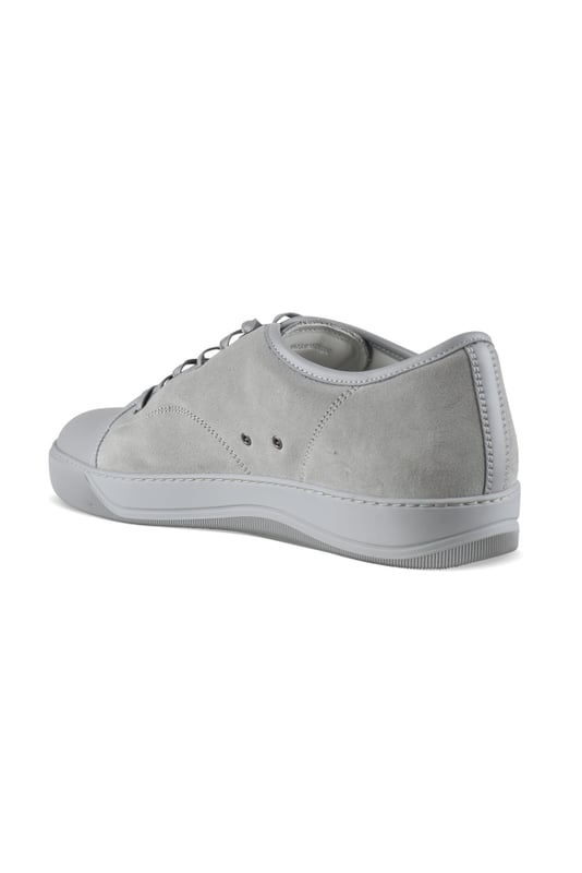 Sneakers Lanvin DBB1 en ante gris.Bordes de cuero gris.Puntera redondeada de cuero gris.Suela de caucho tono sobre tono.Cierre de cordones gris.Made in Italy.