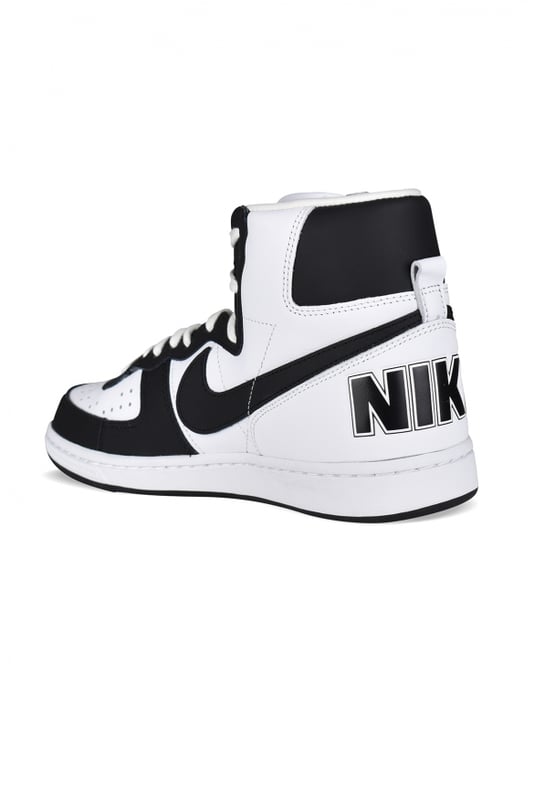 Knöchelhohe Terminator Sneakers von Comme Des Garçons Play x Nike.Aus schwarzem und weißem Leder.Signature Swoosh-Logo auf der Außenseite.  Nike X CDG Logo auf der Ferse.Perforationsdetails an der Spitze.Zunge mit Logo-Patch.Verschluss mit Schnürsenkeln.Sohle aus Gummi.