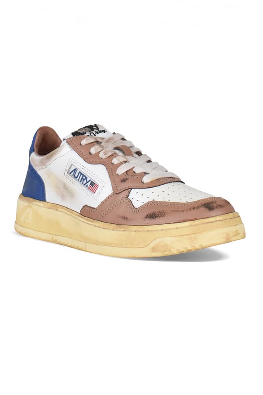 Autry Super vintage lage sneakers in wit/bruin en donkerblauw leer.Lederen inzetstukken en versleten effect. Logopatch aan de buitenkant. Blauwe leren toonbank met logo in reliëf.Tong met logopatch.Contrasterende rubberen zool met vintage-effect.  Witte vetersluiting.Geperforeerde ronde neus.100% leer.