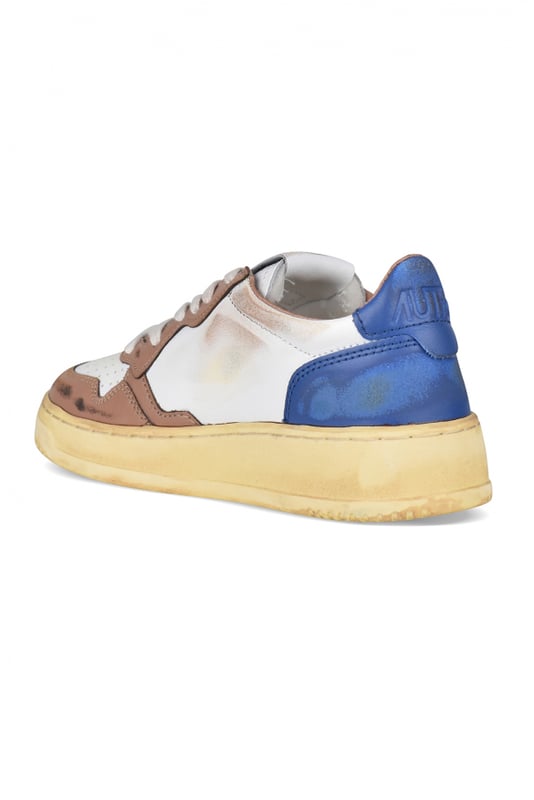 Autry Super vintage lage sneakers in wit/bruin en donkerblauw leer.Lederen inzetstukken en versleten effect. Logopatch aan de buitenkant. Blauwe leren toonbank met logo in reliëf.Tong met logopatch.Contrasterende rubberen zool met vintage-effect.  Witte vetersluiting.Geperforeerde ronde neus.100% leer.