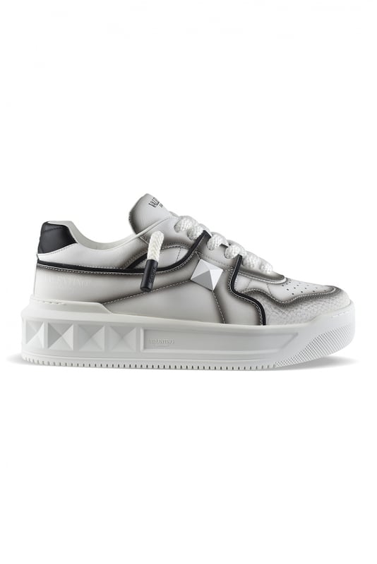 Sneakers Valentino Garavani One Stud XL de piel blanca.Pespuntes marrones efecto spray.Tachuelas blancas con acabado brillante.Cierre de cordones gruesos blancos.Contrafuerte de piel negra.Suela de goma con detalles de tachuelas.100% piel de becerro.Made in Italy.