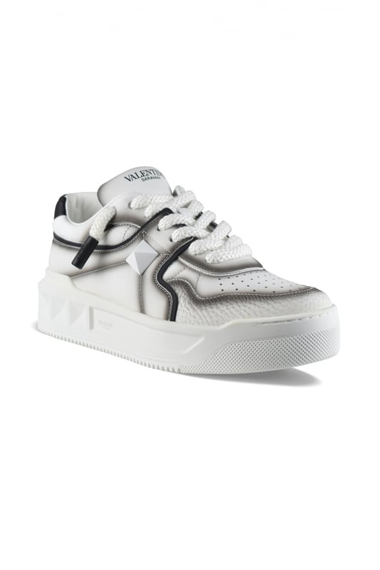 Sneakers Valentino Garavani One Stud XL de piel blanca.Pespuntes marrones efecto spray.Tachuelas blancas con acabado brillante.Cierre de cordones gruesos blancos.Contrafuerte de piel negra.Suela de goma con detalles de tachuelas.100% piel de becerro.Made in Italy.