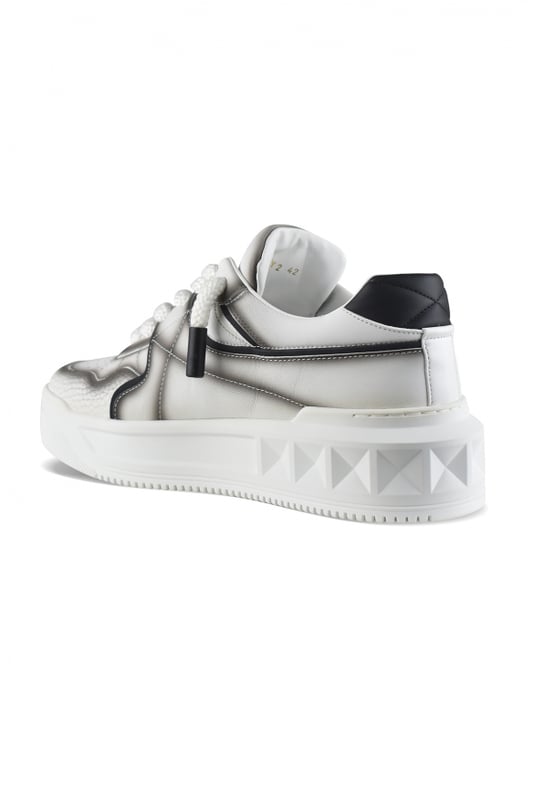 Sneakers Valentino Garavani One Stud XL de piel blanca.Pespuntes marrones efecto spray.Tachuelas blancas con acabado brillante.Cierre de cordones gruesos blancos.Contrafuerte de piel negra.Suela de goma con detalles de tachuelas.100% piel de becerro.Made in Italy.