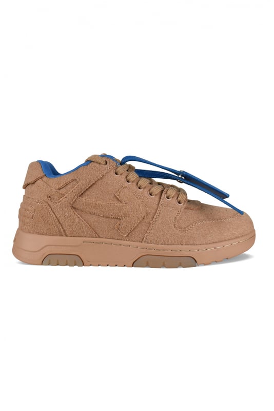 Sneakers bajas Out of Office Off-White en piel camel y poliéster.Detalles de ante con efecto pelo.Acabado cepillado.Logotipo  Off-White  en ante en la lengüeta.Interior de tela azul.Cierre de cordones tono sobre tono.Diseño de flecha emblemática.Etiqueta Zip Tie de piel azul.Suela de goma en contraste.Made in Italy.