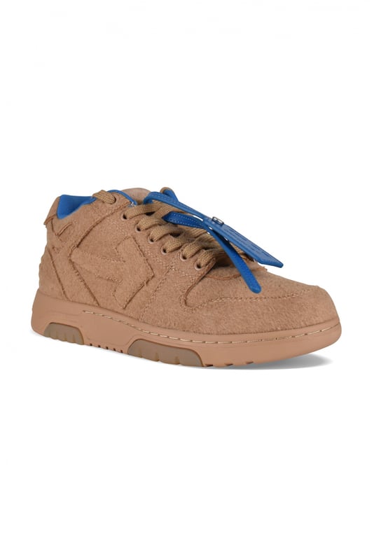 Sneakers bajas Out of Office Off-White en piel camel y poliéster.Detalles de ante con efecto pelo.Acabado cepillado.Logotipo  Off-White  en ante en la lengüeta.Interior de tela azul.Cierre de cordones tono sobre tono.Diseño de flecha emblemática.Etiqueta Zip Tie de piel azul.Suela de goma en contraste.Made in Italy.