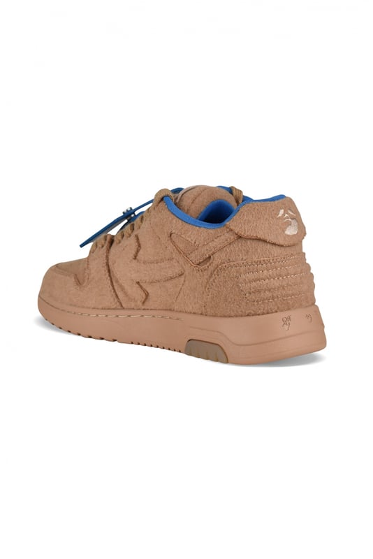 Sneakers bajas Out of Office Off-White en piel camel y poliéster.Detalles de ante con efecto pelo.Acabado cepillado.Logotipo  Off-White  en ante en la lengüeta.Interior de tela azul.Cierre de cordones tono sobre tono.Diseño de flecha emblemática.Etiqueta Zip Tie de piel azul.Suela de goma en contraste.Made in Italy.