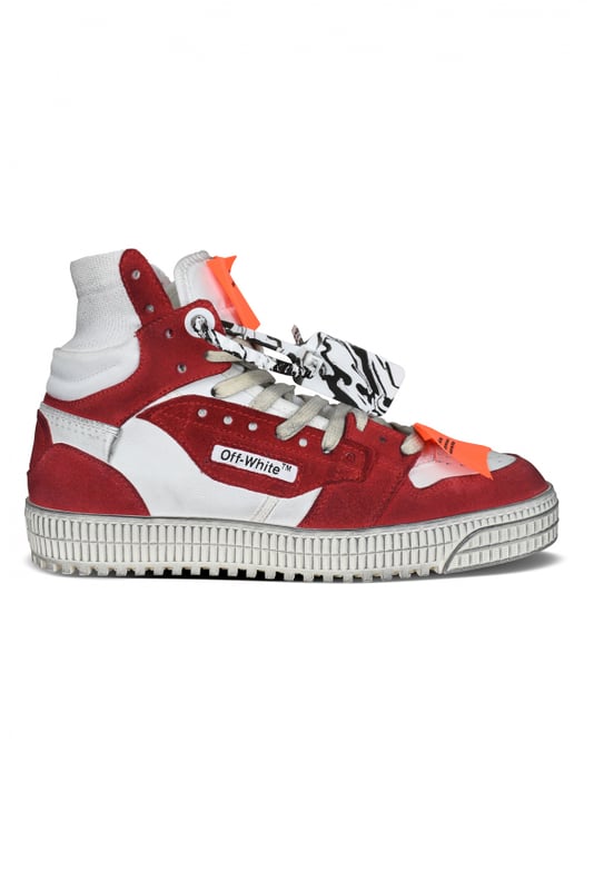 Sneakers Off Court en piel roja y blanca.Cruz en piel negra bordada en el interior.Suela de goma blanca con efecto desgastado.Clip antirrobo en blanco y negro.Etiquetas naranjas en el frente.Tobillo estilo calcetín.Cordones blancos.Made in Italy.