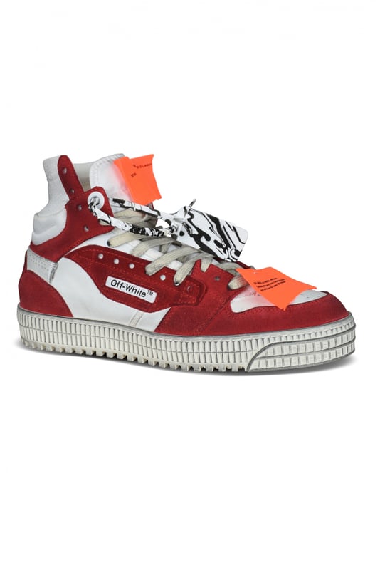 Sneakers Off Court en piel roja y blanca.Cruz en piel negra bordada en el interior.Suela de goma blanca con efecto desgastado.Clip antirrobo en blanco y negro.Etiquetas naranjas en el frente.Tobillo estilo calcetín.Cordones blancos.Made in Italy.
