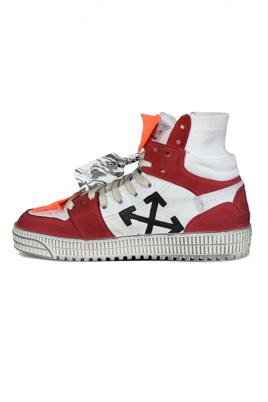 Sneakers Off Court en piel roja y blanca.Cruz en piel negra bordada en el interior.Suela de goma blanca con efecto desgastado.Clip antirrobo en blanco y negro.Etiquetas naranjas en el frente.Tobillo estilo calcetín.Cordones blancos.Made in Italy.
