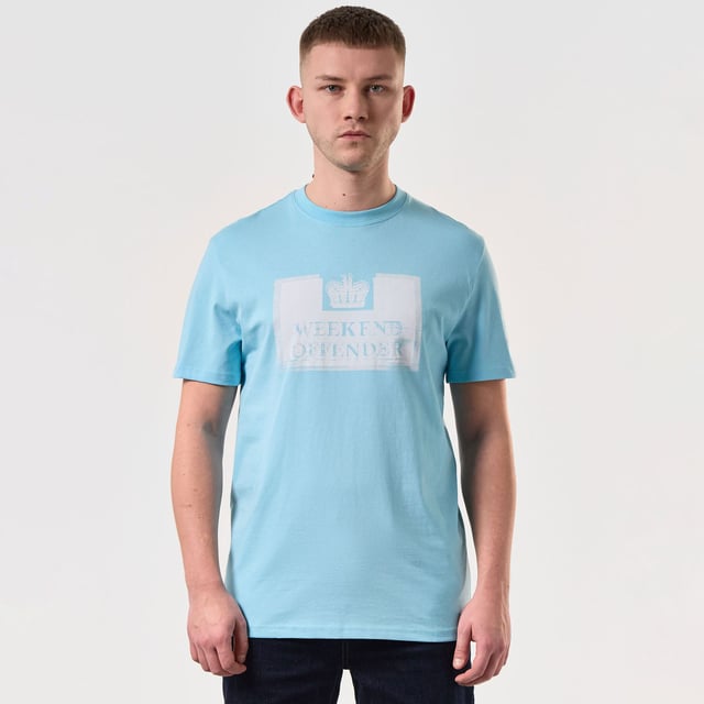 Mens Weekend Offender Bonpensiero Graphic T- Shirt in light blue.- Ribbed neckline.- Short sleeves.- Distressed Weekend Offender Prison logo.- Weekend Offender branding.- Regular fit.- Ref: PTSS2420LBL