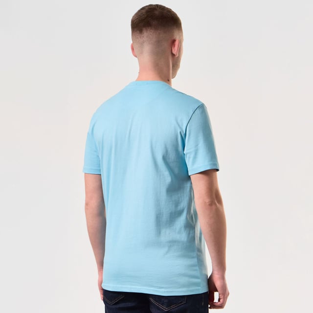 Mens Weekend Offender Bonpensiero Graphic T- Shirt in light blue.- Ribbed neckline.- Short sleeves.- Distressed Weekend Offender Prison logo.- Weekend Offender branding.- Regular fit.- Ref: PTSS2420LBL