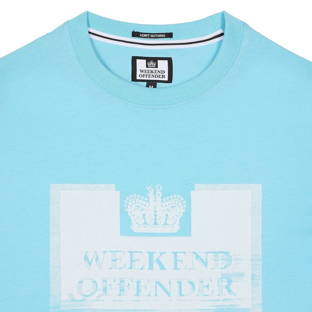 Mens Weekend Offender Bonpensiero Graphic T- Shirt in light blue.- Ribbed neckline.- Short sleeves.- Distressed Weekend Offender Prison logo.- Weekend Offender branding.- Regular fit.- Ref: PTSS2420LBL